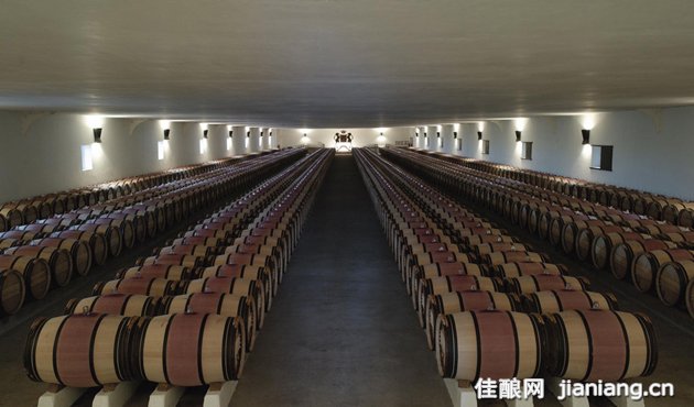木桐·罗斯乔德酒庄(Chateau Mouton Rothschild,简称木桐酒庄)在波尔多的波亚克(Pauillac),那里汇聚了波尔多五大顶级酒庄中的三个。木桐酒庄闻名世界,所以其中文名称也非常多。 木桐葡萄园的土地最早称为Motte,意为土坡,即Mouton的词源。这些微微起伏的坡地硕石层非常深,有的地方可达12米,历来被认为可以种出最好的葡萄,酿出最好的酒。1720年Joseph de Brane开辟葡萄园时,确定Mouton的领地权。十八世纪,这块葡萄园便称为"Bra