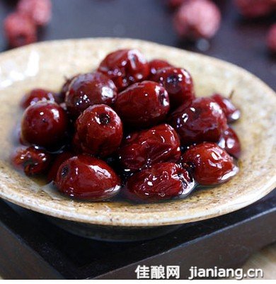 所 酒枣适合什么人吃 酒枣功效很强,是很好的营养品,酒枣