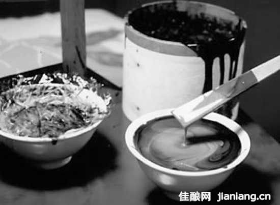 7.曼陀罗(Datura) 在多数国家,人们只要到一定年龄就会被视为成年,但是在许多文化中却不是这样。许多成人仪式会涉及到奇怪或危险的行为。美国的一个印第安人部落使用angel's trumpet(天使的号角)的果实来决定男孩是否可以成年。这种植物含有一种有毒物质,能够引起精神错乱,发烧,心跳加快,狂躁,永久失忆和其他生理或精神不适。每年都会有数千因为儿童误食或成人服用不当剂量而导致意外死亡的例子。据说服用的人会完全陶醉于任何事物。该部落中受到质疑的男孩服用曼陀罗的量是经过严格推算的。服用之后会被