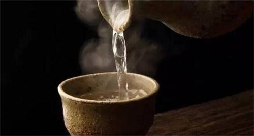 酒企中报业绩爆表 茅台、五粮液等刷新历史最