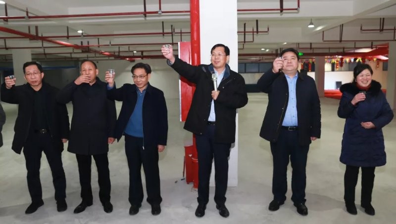 国威酒业老总_乐清国威科技老总照片