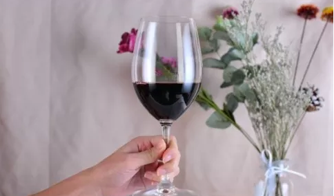 而想要保证葡萄酒在杯中能真实充分地展现其风采,就得选择合适的酒杯